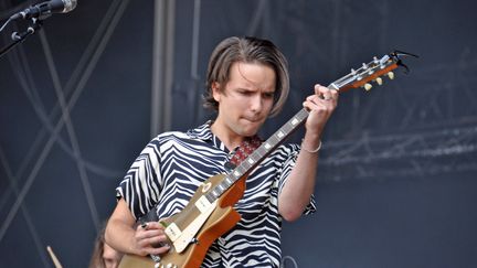 "Cette scène est aussi grande que tous nos appartements réunis !" Theo Lawrence and The Hearts ne sont pas des habitués des grands festivals mais ils ont brillamment réussi l'ouverture de la grande scène de Rock en Seine pour cette seconde journée. Au fil d'un répertoire qui sonne comme un véritable voyage dans l'histoire de la bonne musique des Etats-Unis, du blues à la soul, on a du mal à réaliser qu’ils débarquent de ... Gentilly dans le Val-de-Marne.
 (Olivier Flandin FTV)