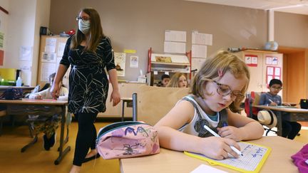 Dans une école de Strasbourg, certains enfants ont repris dès le mois de juin.&nbsp; (FREDERICK FLORIN / AFP)