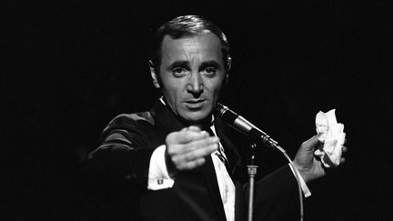 Charles Aznavour lors de l'enregistrement de l'émission "Palmarès des Chansons", très probablement en train de chanter "La Bohème", en novembre 1966...
 (Bernard Pascucci / Ina / AFP)