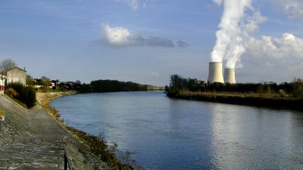 La centrale de Golfech en bord de Garonne. Photo prise de&nbsp;Lamagistère (Tarn-et-Garonne), le 24 mars 2005.&nbsp; (ERIC CABANIS / AFP)