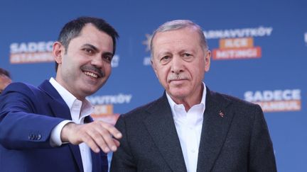 Le président turc, Recep Tayyip Erdogan (à droite), participe à un meeting aux côtés du candidat de l'AKP à la maire d'Istanbul, Murat Kurum (à gauche), le 30 mars 2024, à Istanbul (Turquie). (MUSTAFA KAMACI / ANADOLU / AFP)