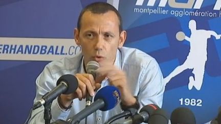 Capture d'&eacute;cran -&nbsp;"Le club se sent trahi", mais "il faut aujourd'hui que r&eacute;solument on se tourne vers l'avenir", a d&eacute;clar&eacute; l'entra&icirc;neur du club de handball de Montpellier, Patrick Canayer, devant la presse lundi 1er octobre. (FRANCE 2)