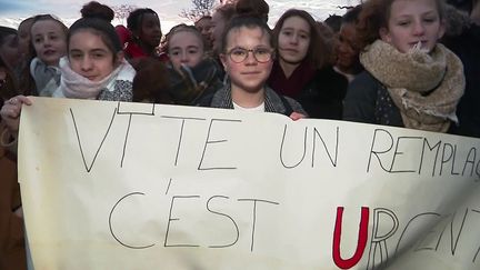 Au collège de Ballon-Saint Mars, dans la Sarthe, des élèves n'ont pratiquement pas eu cours de français depuis septembre. Le professeur en arrêt maladie n'a pas été remplacé et les parents se mobilisent. (FRANCE 3)