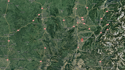 Les gendarmes ont été victimes de jets de pierres et de chaises à&nbsp;Romans-sur-Isère (Drôme), le dimanche 26 novembre 2017. (GOOGLE EARTH / FRANCEINFO)