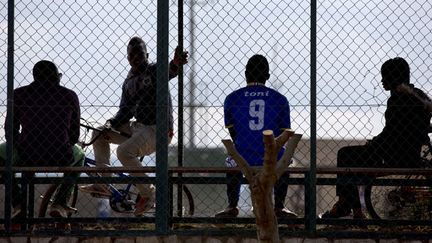 &nbsp; (L'attente dans le centre d'accueil Mineo en Sicile © REUTERS | Antonio Parrinello)