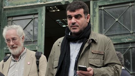 Le journaliste&nbsp;Costas Vaxevanis, &agrave; sa sortie du tribunal d'Ath&egrave;nes, le 1er novembre 2012. (LOUISA GOULIAMAKI / AFP)