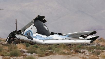 Un morceau du vaisseau spatial SpaceShipTwo apr&egrave;s son crash dans le d&eacute;sert de Mojave (Etats-Unis), le 31 octobre 2014. (LUCY NICHOLSON / REUTERS)