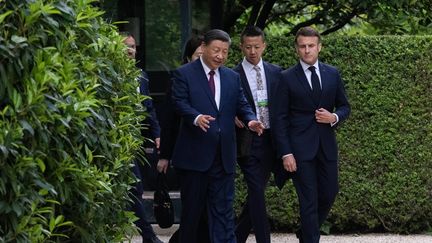 Xi Jinping et Emmanuel Macron à l'Elysée à Paris, le 6 mai 2024. (ERIC TSCHAEN/SIPA)