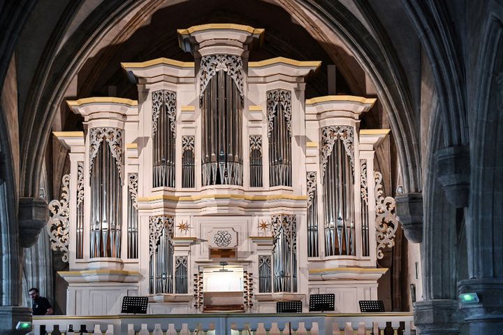 L'ogue de l'église de&nbsp;Pontaumur (Puy-de-Dôme), seule réplique en Europe de l'orgue sur lequel composait Jean-Sébastien Bach. (PHILIPPE DESMAZES / AFP)