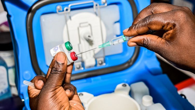 Un&nbsp;soignant&nbsp;mesure le dosage du vaccin&nbsp;contre le paludisme à Ndhiwa&nbsp;(Kenya), le 13 septembre 2019. (BRIAN ONGORO / AFP)