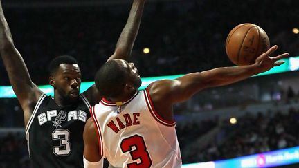 Dwyane Wade face à Dewayne Dedmon (JONATHAN DANIEL / GETTY IMAGES NORTH AMERICA)