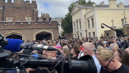 La foule attend la proclamation officielle du Roi Charles III. Londres, 10/09/2022. (THÉO UHART / RADIO FRANCE)