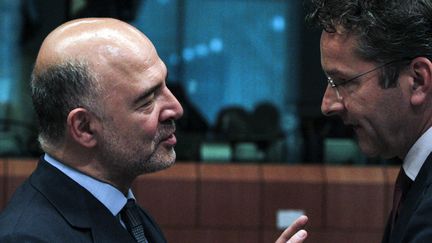 Le commissaire européen Pierre Moscovici,&nbsp;lundi 11 juillet 2016 à Bruxelles en compagnie du&nbsp;président de l'Eurogroupe Jeroen Dijsselbloem. (ARIS OIKONOMOU / SOOC)