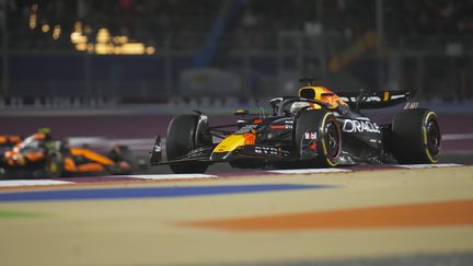 Max Verstappen (RedBull) en tête du Grand Prix du Qatar, le 1er décembre 2024. (DARKO BANDIC/AP/SIPA / SIPA)