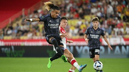 Le Lyonnais Malo Gusto au duel avec le Monégasque Aleksandr Golovin, le 11 septembre 2022. (CHRISTOPHE SIMON / AFP)