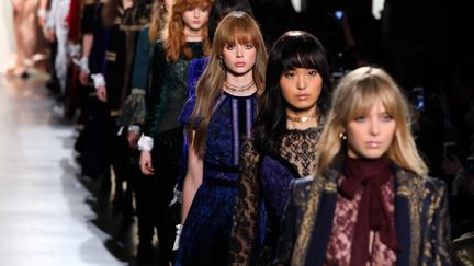 Les mannequins de Tadashi Shoji défilent avec un bandana au poignet à la Fashion Week de New York, le 9 février 2017
 (Amy Sussman / WWK / REX / Shutters / SIPA)