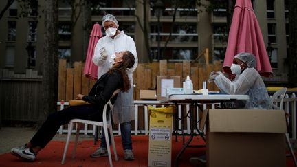 Des soignants pratiquent des tests au bassin de la Villette, à Paris, le 25 août 2020.&nbsp; (GONZALO FUENTES / REUTERS)