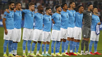 L'équipe d'Israël de football chantant l'hymne national avant son match contre la Moldavie pour les qualifications à la Coupe du Monde 2022, le 12 octobre 2021 à&nbsp;Beer-Sheva.&nbsp; (JACK GUEZ / AFP)