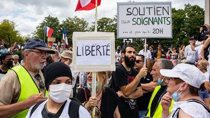 Des opposants au pass sanitaire, le 24 juillet 2021 place du Trocadéro, à Paris. (THOMAS MOREL-FORT / HANS LUCAS)