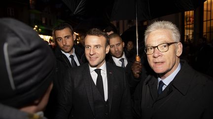 Emmanuel Macron et Jean-Marc Peillex, le maire de Saint-Gervais, le 13 février 2020 en Haute-Savoie. (GR?GORY YETCHMENIZA / MAXPPP)