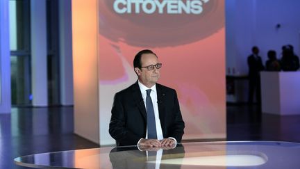 Le président de la République sur le plateau de l'émission de France 2 "Dialogues citoyens", le 14 avril 2016 à Paris. (STEPHANE DE SAKUTIN / AFP)