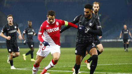 Wissam Ben Yedder au duel avec Gregory Wüthrich lors du match de phase de groupes de Ligue Europa contre le Sturm Graz, le 9 décembre 2021, en Autriche. (ERWIN SCHERIAU / APA / AFP)