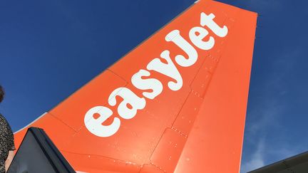 Logo Easyjet sur une dérive d'un avion. (DENIS CHARLET / AFP)