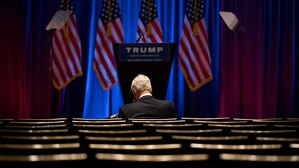 En juin 2016, un homme attend seul la venue de Donald Trump pour un discours au Trump SoHo Hotel à New York .
 (DREW ANGERER / GETTY IMAGES NORTH AMERICA / AFP)