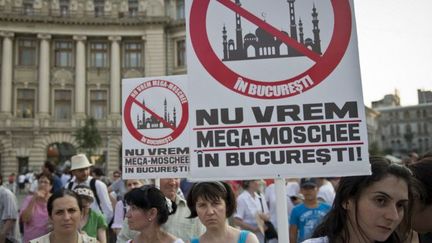 «Nous ne voulons pas d'une méga-mosquée à Bucarest», disent les pancartes brandies par les manifestants, place de l'Université à Bucarest, le 20 juillet, 2015.