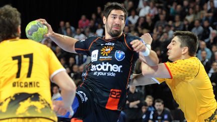 Karabatic (Montpellier) tente de passer entre Bicanic et Gille (Chambéry)