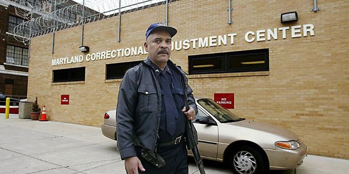 Un garde devant un établissement pénitentiaire à Baltimore, dans le Maryland (2002). (AFP PHOTO Luke FRAZZA)