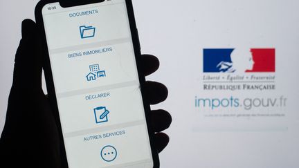 L'application sur sa déclaration des biens immobiliers sur un smartphone. (ROMAIN LONGIERAS / HANS LUCAS)