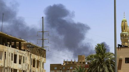 De la fumée sort d'un bâtiment à Khartoum, au Soudan, le 19 avril 2023. (AFP)