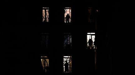 Parisiens&nbsp;à leur balcon, en mars 2020. (PHILIPPE LOPEZ / AFP)