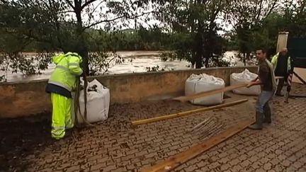 Les habitants du quartier de l'Oratoire, &agrave; Hy&egrave;res (Var), observent avec appr&eacute;hension le Gapeau, la rivi&egrave;re qui borde leur lotissement, jeudi 27 novembre 2014. (FRANCE 2 / FRANCTEV INFO)