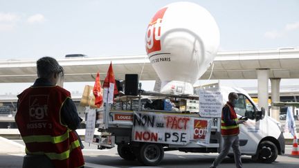 Les employés du groupe ADP le 2 juillet 2022 à Roissy (Val-d'Oise). (GEOFFROY VAN DER HASSELT / AFP)