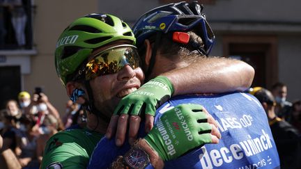 Mark Cavendish dans les bras de son équipier Kasper Asgreen après sa victoire à Carcassonne sur la 13e étape du Tour de France, vendredi 9 juillet. (STEPHANE MAHE / POOL / AFP)