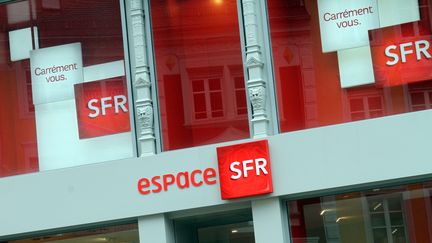 Une boutique SFR, filiale de Vivendi, &agrave; Mulhouse le 1er mars 2013. L'op&eacute;rateur a plomb&eacute; les comptes de sa maison m&egrave;re au premier trimestre, avec des ventes en fl&eacute;chissement de 11,3% sur un an.&nbsp; ( MAXPPP)