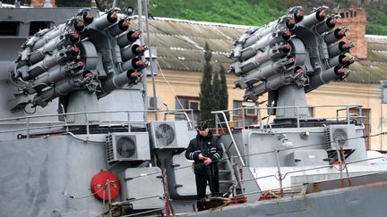 Un garde russe dans la baie de Sebastopol, en Crim&eacute;e, dimanche 9 mars 2014.&nbsp; (VIKTOR DRACHEV / AFP)