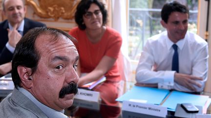 Le secrétaire général de la CGT, Philippe Martinez, la ministre du Travail,&nbsp; Myriam El Khomri, et le Premier ministre, Manuel Valls, discutent du projet de loi Travail à l'hôtel Matignon, à Paris, le 29 juin 2016. (DOMINIQUE FAGET / AFP)