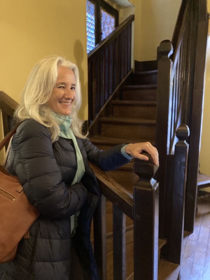 La romancière Tatiana de Rosnay en visite dans la maison de Zola à Medan, dans les Yvelines, le 22 octobre 2021 (Laurence Houot / FRANCINFO CULTURE)