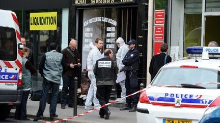 Le braquage d'une bijouterie à Paris, en avril 2011. (MIGUEL MEDINA / AFP)