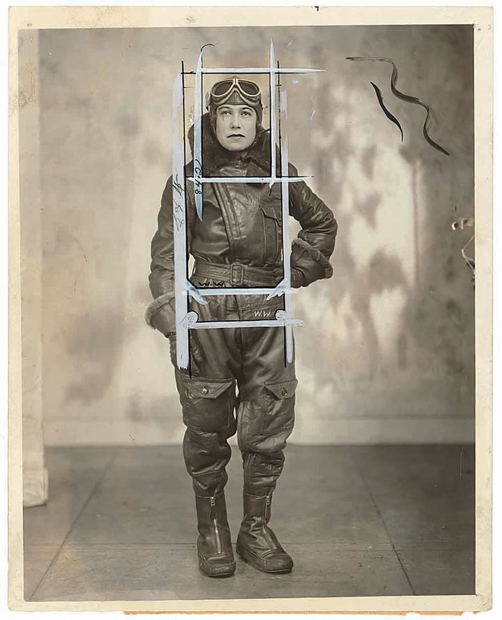 L'aviatrice australienne Jessie Maud "Chubbie" Keith Miller, en 1930. La photo porte les contours de trois recadrages diff&eacute;rents. Les yeux, la bouche, le nez et le revers de la combinaison ont &eacute;t&eacute; retouch&eacute;s au gris film. (WIDE WORD STUDIO NEW YORK CITY / CHICAGO TRIBUNE)