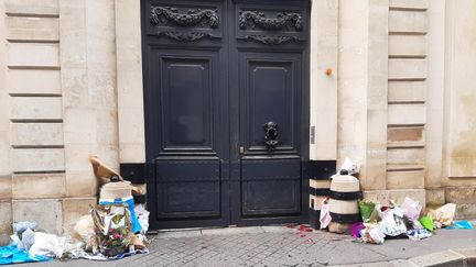 Des bouquets de fleurs et des écharpes de l'OM déposés devant le domicile de Bernard Tapie à Paris le 3 octobre 2021&nbsp; (ALAIN GASTAL / FRANCEINFO / RADIO FRANCE)