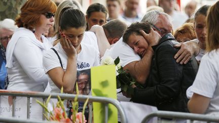 Voulu par les familles des victimes, ce rassemblement d'environ 350 personnes, s'est tenu avenue Jacques-Cartier, dans le centre de Rouen, devant l'entrée du bar "Au Cuba Libre", jeudi 11 aout.&nbsp; (CHARLY TRIBALLEAU / AFP)