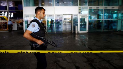 Un policier turc patrouille devant l'aéroport international d'Istanbul, le 29 juin 2016. (OSMAN ORSAL / REUTERS)