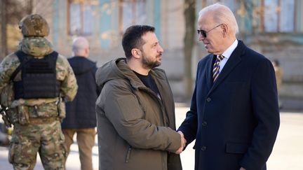 Le président ukrainien Volodymyr Zelensky et les président américain Joe Biden, à Kiev en Ukraine, le 20 février 2023. (UKRAINIAN PRESIDENT PRESS OFFICE / MAXPPP)