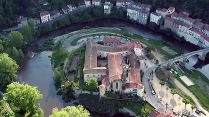 Le village de Lavoûte-Chilhac (Haute-Loire) a reçu le label de "plus beau village de France", il y a un an. Un sacre qui a boosté le tourisme dans la commune, qui doit s'adapter face à la hausse de la fréquentation. (France 2)