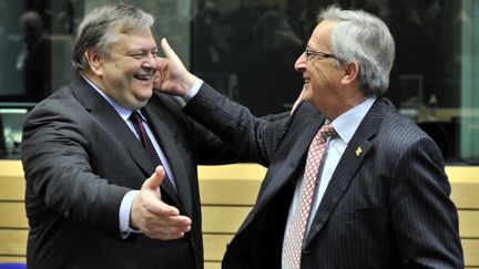 Le pr&eacute;sident de l'Eurogroupe, Jean-Claude Juncker et&nbsp;Evang&eacute;los V&eacute;niz&eacute;los, le ministre des Finances grec, le 1er mars 2012 &agrave; Bruxelles. (GEORGES GOBET / AFP)