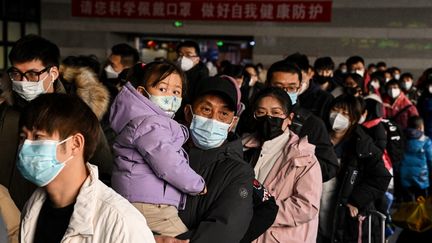 21 janvier 2023. Des passagers font la queue à la gare de Pékin pour la grande migration du Nouvel An chinois. (NOEL CELIS / AFP)